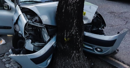 Schianto contro un albero