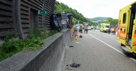 Un terribile incidente provoca un morto e tre feriti