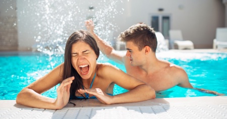 "Doccia fredda" in piscina per non finanziare la guerra