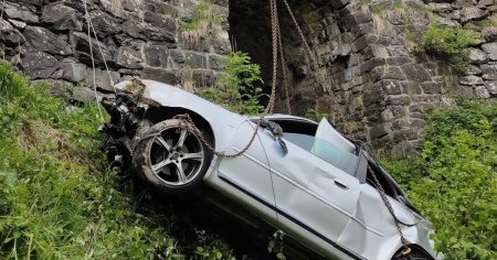 Auto esce di strada e cade per 70 metri lungo un pendio