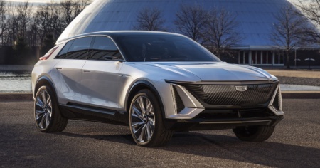 Cadillac, la Lyriq ora è anche a due motori