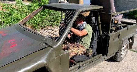 I soldati ucraini mitragliano l'invasore sfrecciando su auto da rally