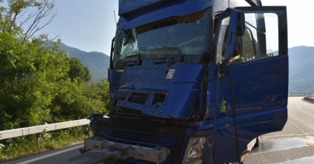Scontro tra camion, danni e qualche disagio