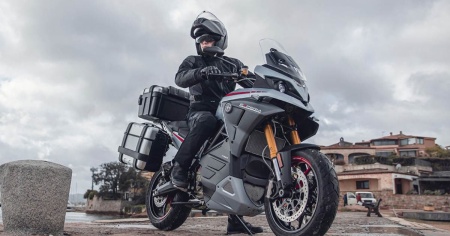 Elettronica e maxi-batteria le doti di Experia
