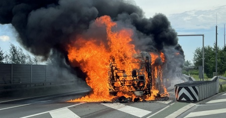 Le fiamme divorano un autobus a Lucerna