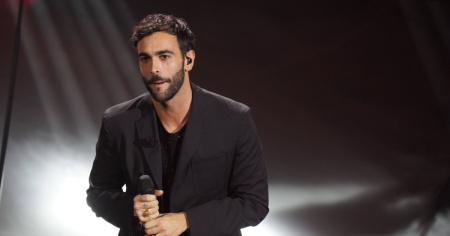 Marco Mengoni torna sui libri: «Stimolo la creatività con lo stress da esami»