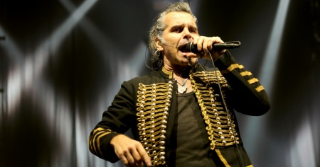 Piero Pelù esorcizza la caduta dal palco mostrando radiografie ai fan