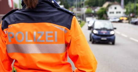Urta con l'auto un poliziotto, poche ore prima gli avevano ritirato la patente