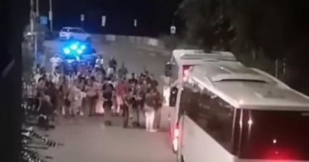 Un centinaio di turisti abbandonati in stazione