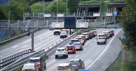 Perde il controllo della moto e cade sull'A2, è grave