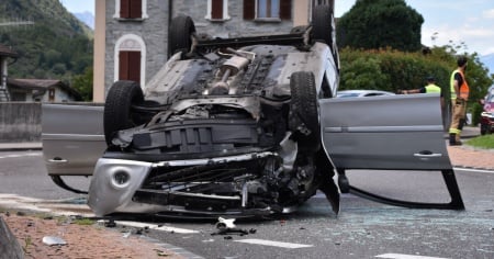 L'auto finisce sottosopra, due feriti gravi