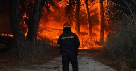 Le fiamme spaventano: abitazioni distrutti e residenti sfollati