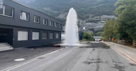 Urta un idrante e allaga la via