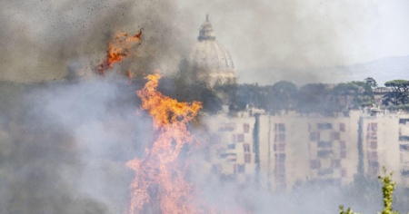 Incendi a Roma, i resoconti di una giornata di fuoco