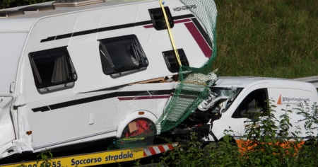 Roulotte e auto distrutte per un tamponamento