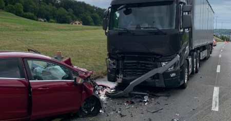 Un autista muore dopo uno scontro con un tir