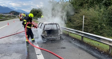 L'auto prende fuoco in autostrada