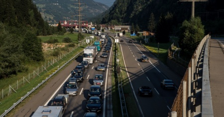È tempo di vacanze: traffico intenso un po' ovunque