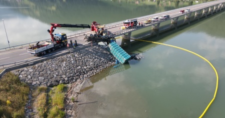 Un camion sbanda e cade nel lago, grave il conducente
