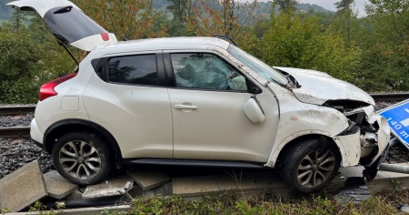 Colpisce un cartello e finisce sui binari
