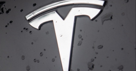 Un chip sotto pelle per aprire la Tesla