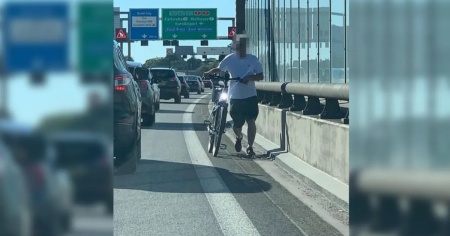 Un ciclista si perde sull'A2