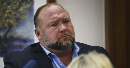 Ha negato per anni la strage di Sandy Hook: dovrà pagare 4 milioni di dollari