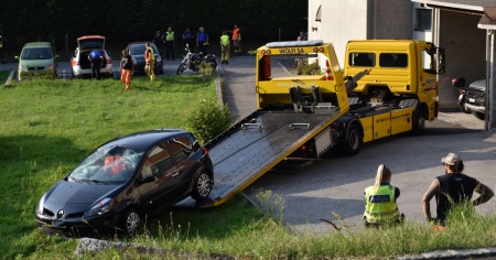 Esce di strada e l'auto finisce in una scarpata, ferita una donna