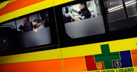 Schianto nella notte, muore un 72enne
