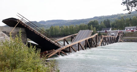 Crolla il ponte di Tretten: coinvolti almeno un'auto e un camion