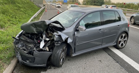 Auto contro auto, un ferito