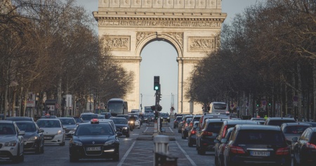 Francia, Macron lavora all’auto elettrica a 100 euro al mese