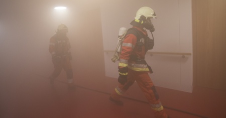 Incendio nel salotto di casa, muore donna di 39 anni