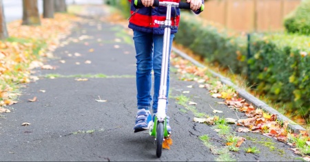 Piccolo in trotinette travolto da un'auto, è grave