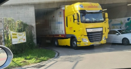 Camion bloccato sotto il ponte autostradale, traffico rallentato