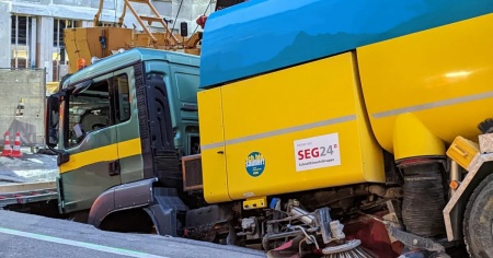 Un camion sprofonda nella strada