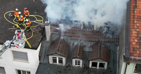 In fiamme un attico, inquilino messo in salvo