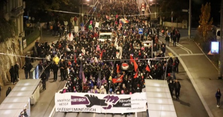Marcia antifascista, in mille calcano le strade