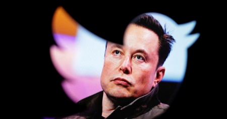 Twitter, al via "l'era" di Musk. E lui affila la scure