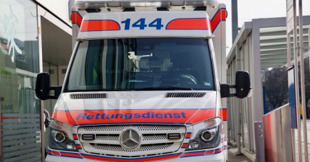 Auto si schianta contro un albero e prende fuoco: morto un 70enne