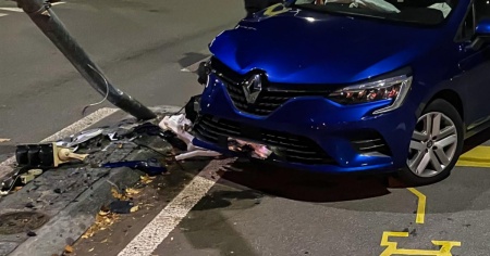 Auto contro palo sulla cantonale