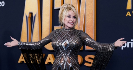 Dolly Parton premiata da Bezos con 100 milioni di dollari