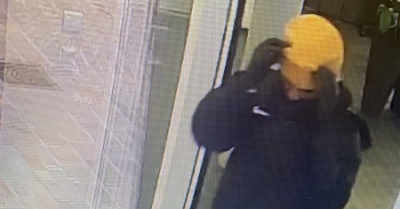 Tenta di rapinare una banca con un coltello
