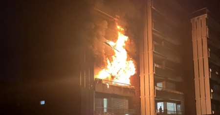 Le fiamme distruggono un appartamento, niente da fare per il proprietario