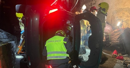 La macchina si ribalta su un lato, il passeggero resta incastrato