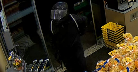 Armato di pistola rapina un negozio di alimentari, colpo riuscito e bottino ingente