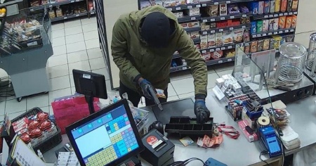 Pistola e passamontagna, rapinata una stazione di servizio
