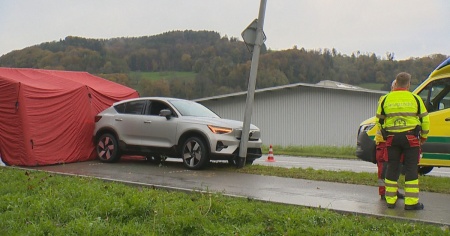 Fuori strada e contro un lampione, conducente morto a Pfungen