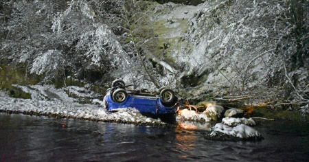 L'auto finisce nel burrone, un uomo muore sul colpo