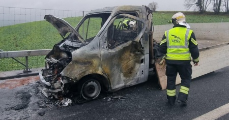 Furgone avvolto dalle fiamme in autostrada
